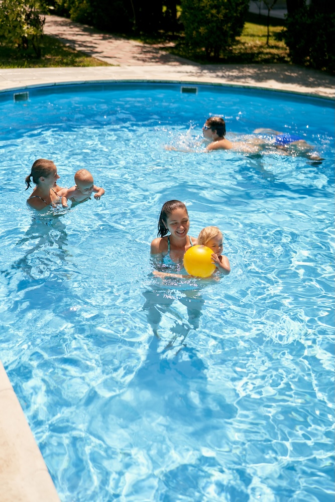Enfants dans piscine