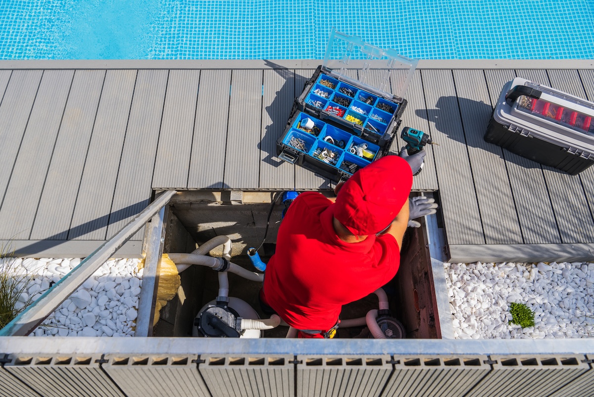 Homme répare piscine 2