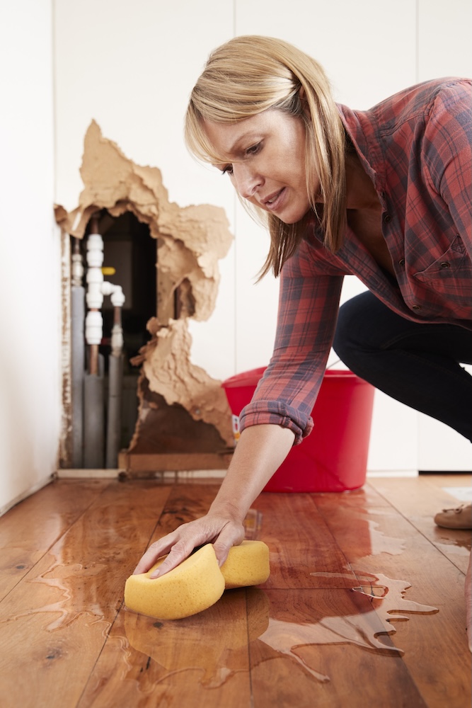 Femme qui répare une fuite